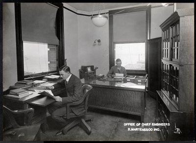 Twee mannen in het kantoor van de hoofdingenieurs van R. Martens und Co. Inc, New York, 1916 of 1917 door Byron Company